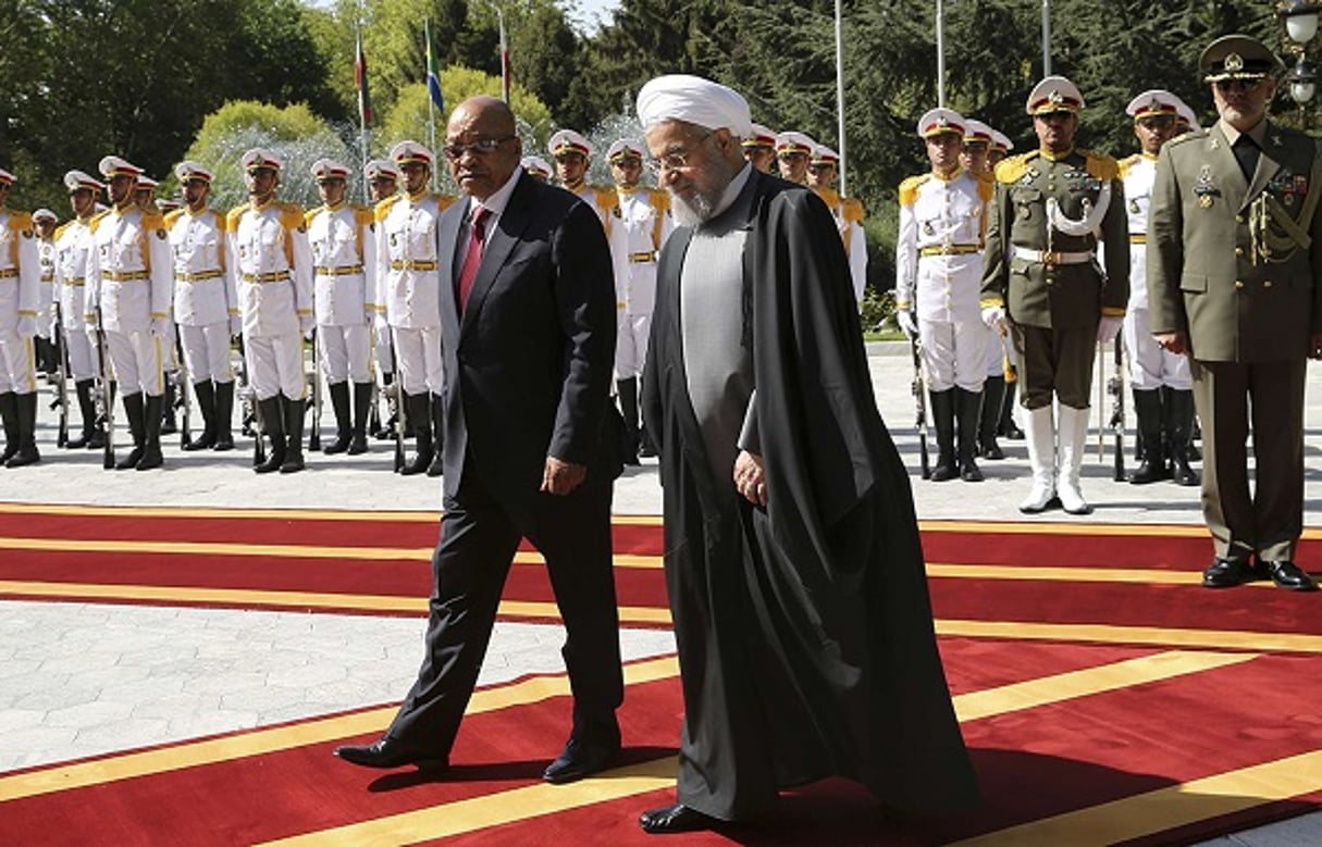 Le président iranien Hassan Rohani (à droite) accueille le président sud-africain Jacob Zuma (à gauche) en visite officielle pour la première fois à Téhéran. Photo prise au Saadabad palace à Téhéran, Iran, le dimlanche 24 avril 2016. © AP/SIPA