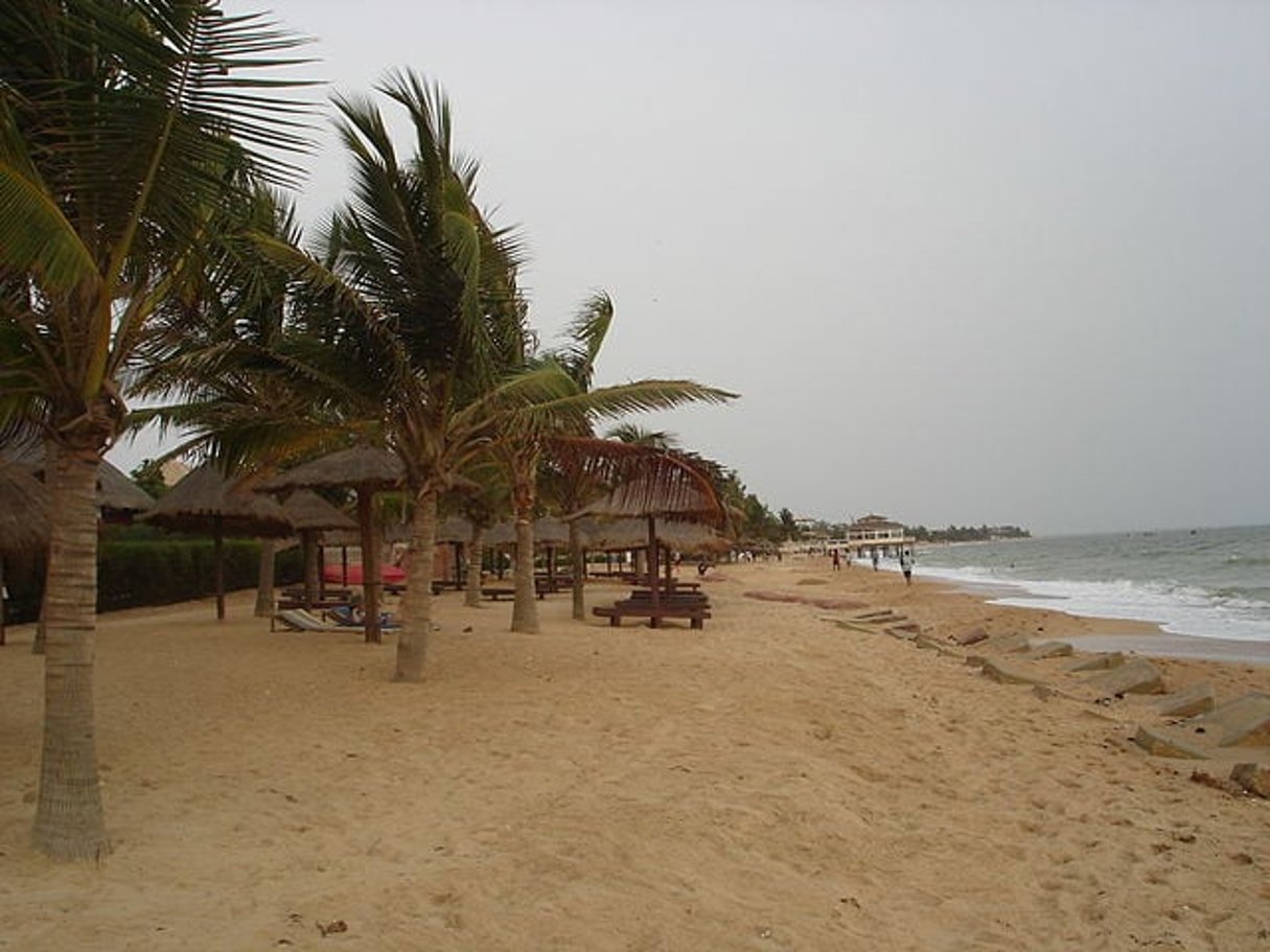 Vue de la plage de Saly, la principale station balnéaire de la Petite Côte sénégalaise. Environ 25 % du littoral sénégalais sont à haut risque d’érosion côtière à cause de l’élévation du niveau des mers, selon la Banque mondiale. © Jean-Claude Perez/Wikimedia Commons