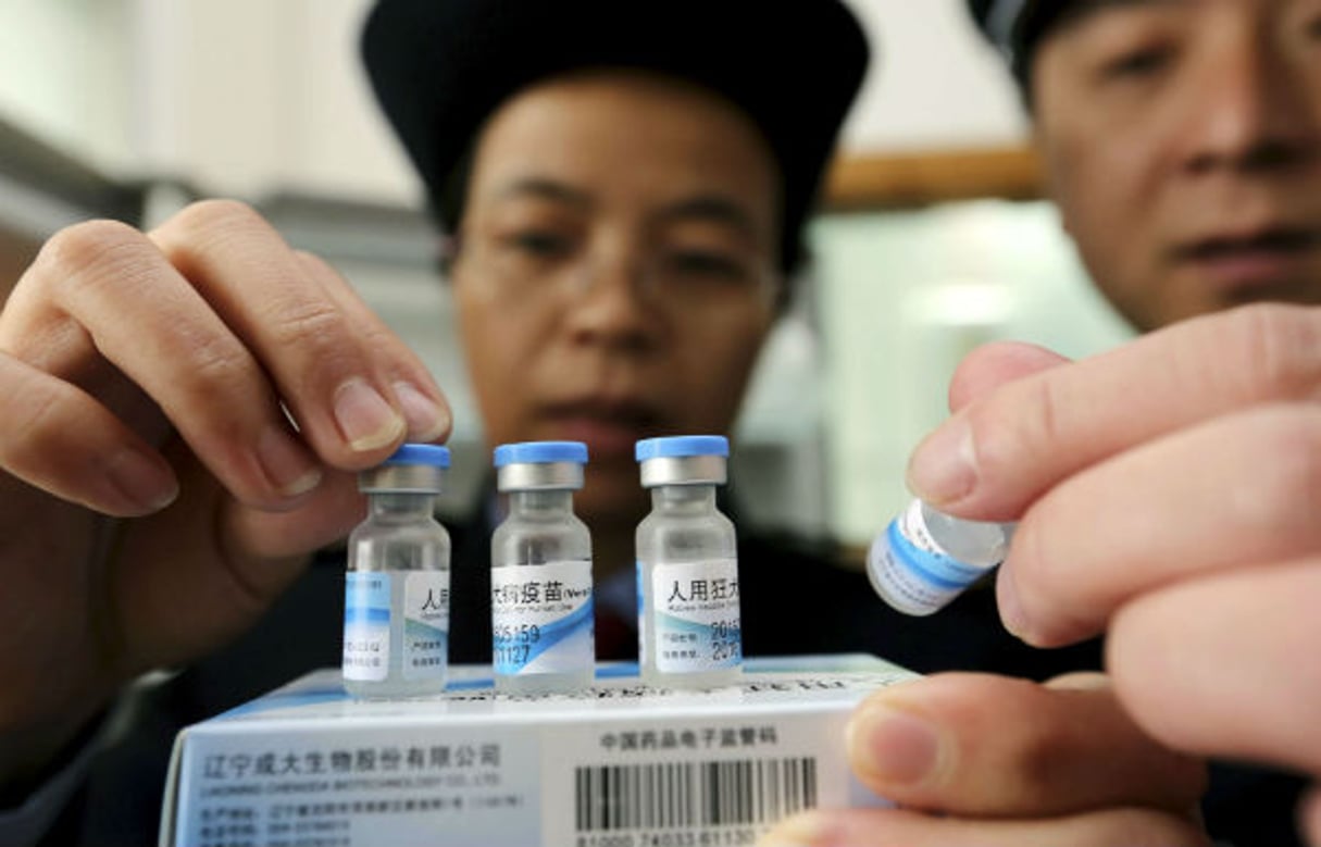 Inspection des vaccins stockés au siège du Centre de contrôle et de prévention des maladies, en Chine, le 21 Mars 2016. © AP/SIPA