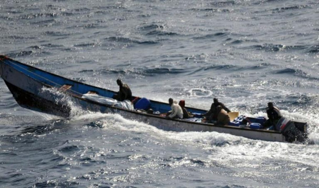 Photo prise le 10 septembre 2011 et transmise par le ministère espagnol de Défense montrant un bateau de pirates transportant un otage français, dans le Golf d’Aden. © Stringer/AFP