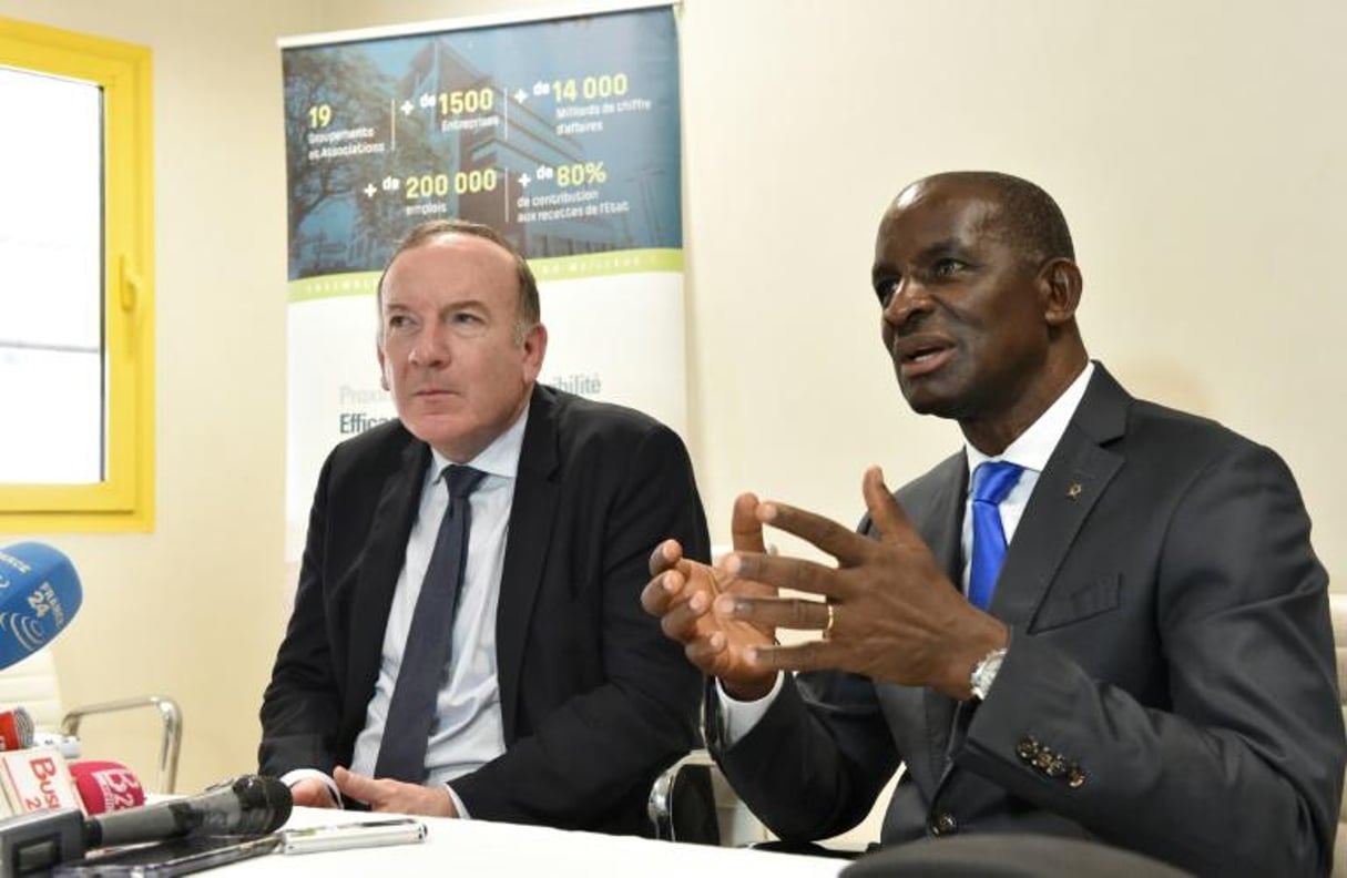 Pierre Gattaz, ex-président du Medef, et Jean-Baptiste Kacou Diagou, président du patronat ivoirien, le 26 avril 2016 à Abidjan. © Issouf Sanogo/AFP
