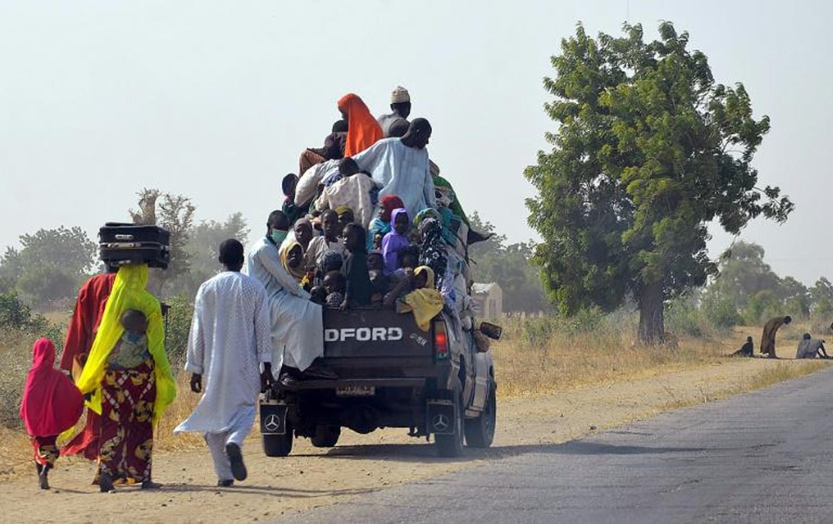 Des villageois fuient face aux attaques de Boko Haram, le 6 février 2016 à Mairi, près de Maiduguri, dans le nord du Nigeria. © Stringer/AFP