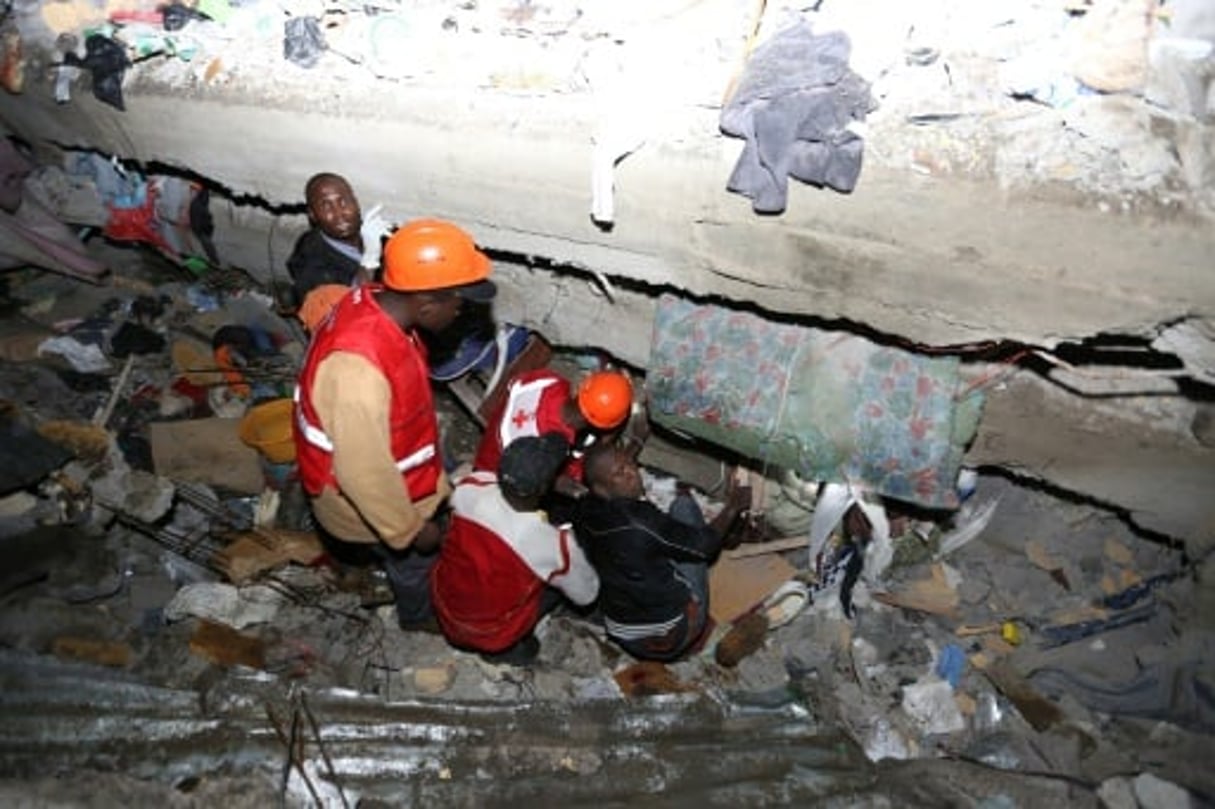 Les sauveteurs dans les décombres d’un immeuble effondré le 259 avril 2016 à Nairobi. © AFP