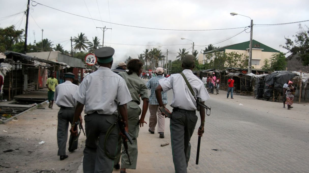 Patrouille de police à Beira au Mozambique le 16 novembre 2013. © AFP