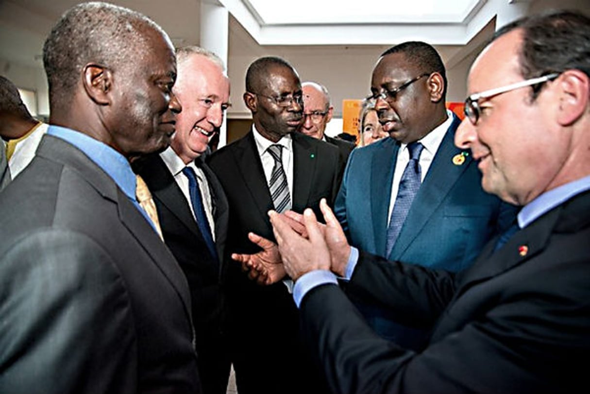 De g. à dr. : Mamadou Mansour Seck, administrateur de la Sococim, Guy Sidos, patron de Vicat, et Boubacar Camara, président de Sococim, avec les présidents Macky Sall et François Hollande, le 30  décembre 2014, à Dakar. © DR