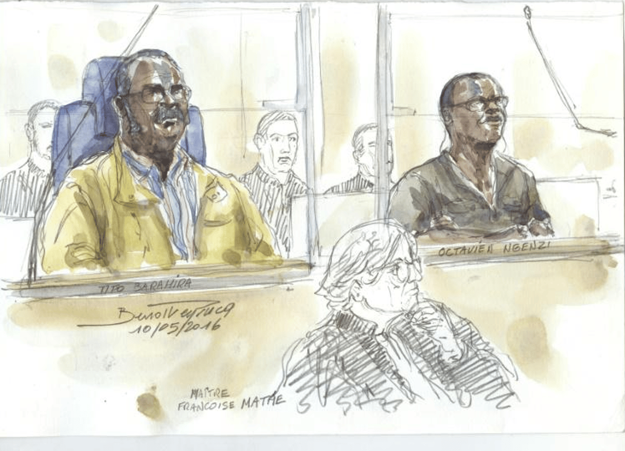 Un croquis d’audience montre Tito Barahira (à gauche) et Octavien Ngenzi devant le tribunal à Paris le 10 mai 2016. © Benoit Peyrucq/AFP