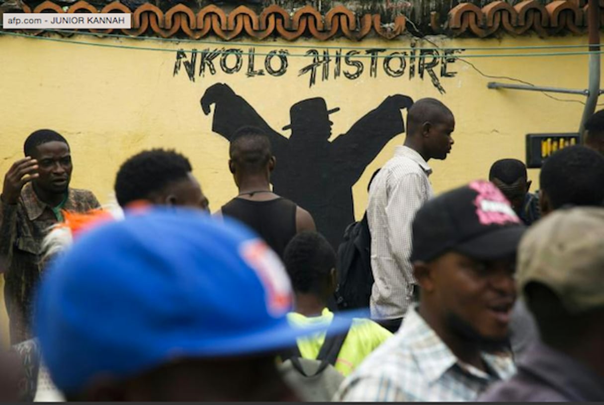 Des fans rassemblés devant la maison natale de Papa Wemba, dans le quartier de Matonge, à Kinshasa, le 25 avril 2016. © Junior Kannah / AFP