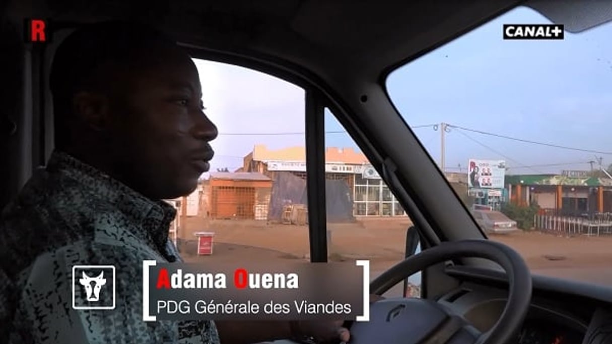 Adama Ouena au volant de son camion frigorifique. © Réussite