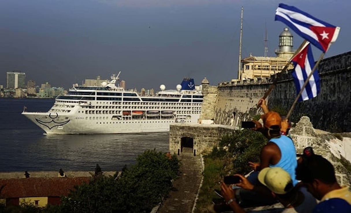 Des Cubains saluant l’arrivée à La Havane du premier navire de croisière américain arrivé en un demi-siècle sur l’île de Cuba. © Ramon Espinosa/AP/SIPA