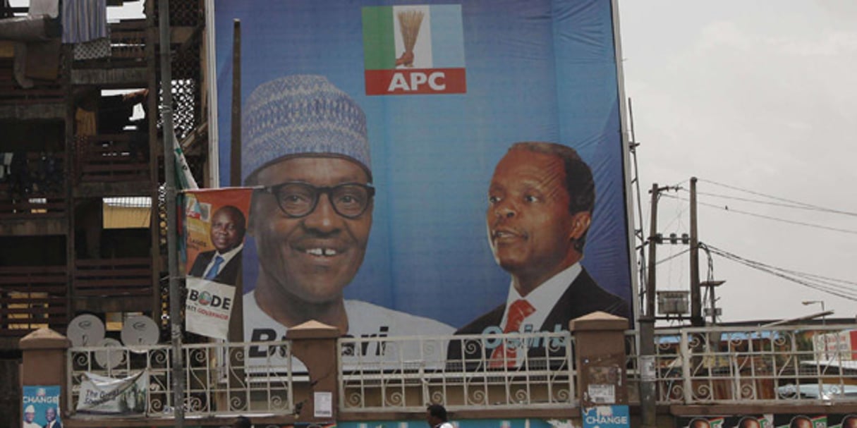 Affiche de campagne de Muhammadu Buhari et de Yemi Yemi Osinbajo, à Lagos en mars 2015. © Sunday Alamba / AP / SIPA