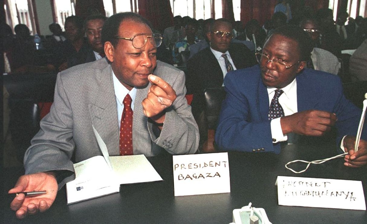 Les deux anciens présidents Jean-Baptiste Bagaza (Tutsi) et Sylvestre Ntibantunganya (Hutu ) aux négociations pour un accord de paix à Arusha en 1999. © ALEXANDER JOE/AFP