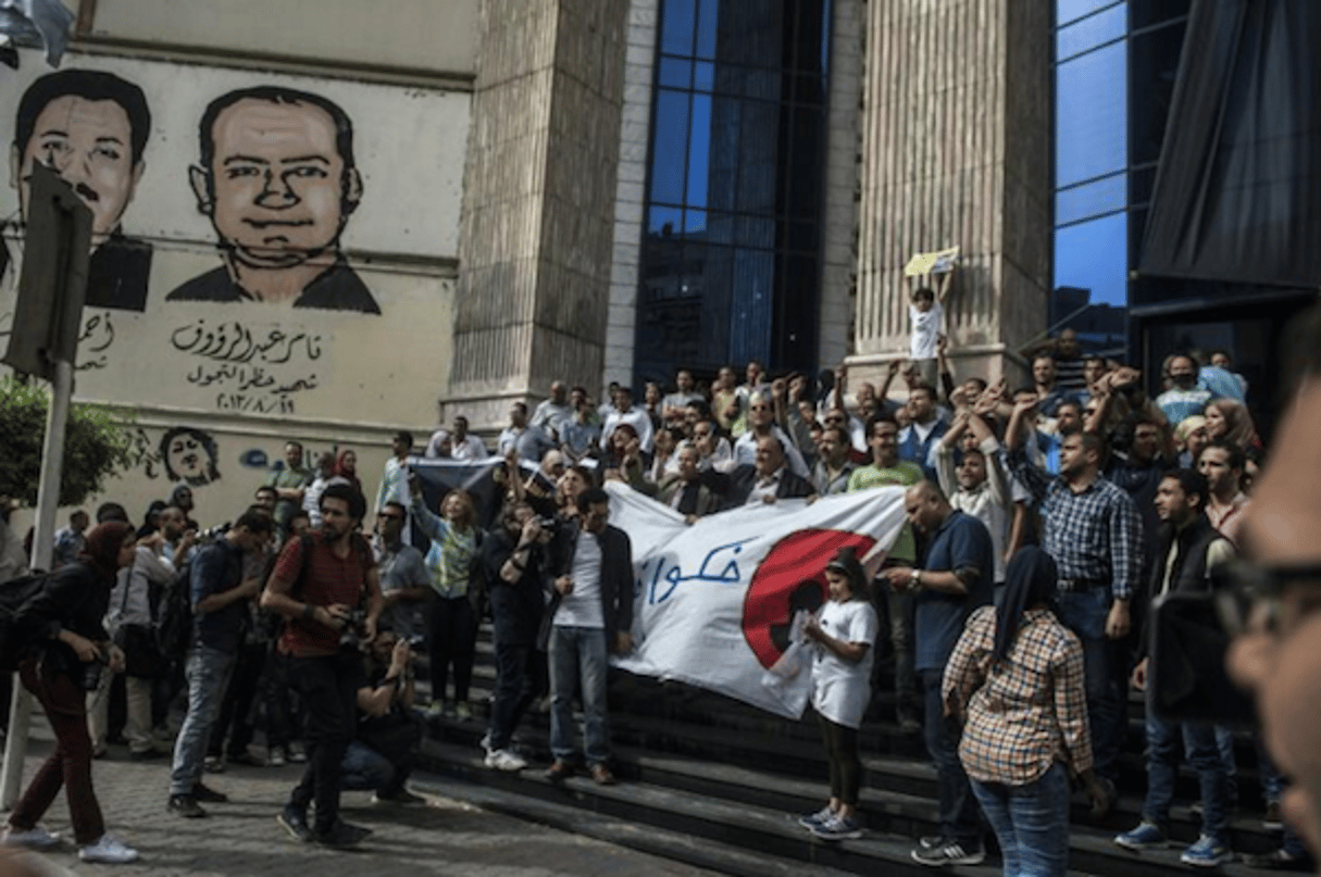 Des journalistes manifestent au Caire devant le siège du syndicat de la presse, le 3 mai 2016. © AFP