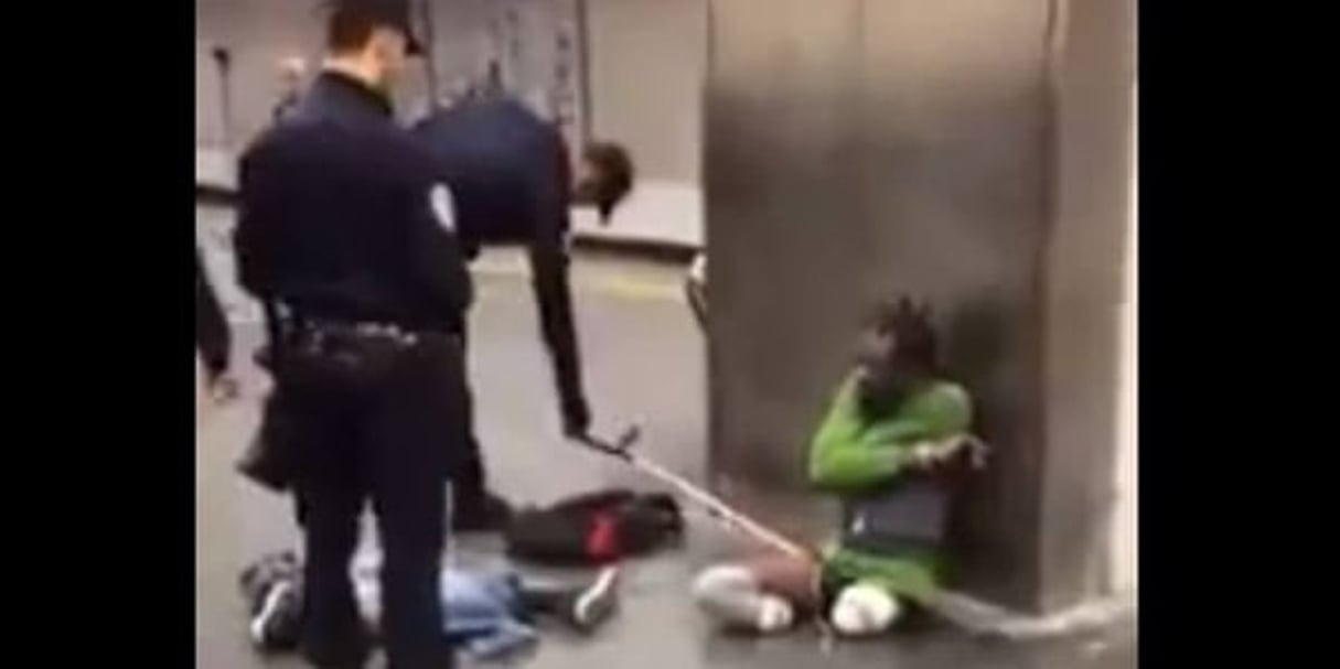 Capture d’écran de la vidéo montrant la scène d’humiliation policière. © DR / Youtube
