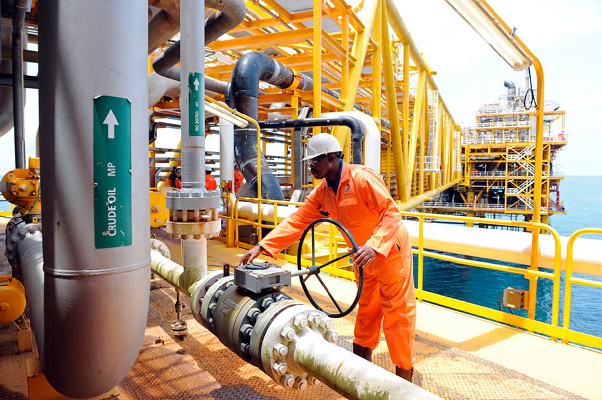 Le budget du Nigeria dépend à 70 % des exportations de pétrole (ici, une plateforme de Total à Amenem, dans le delta du Niger). © PIUS UTOMI EKPEI/AFP