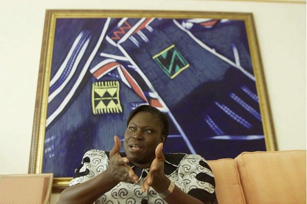 Simone Gbagbo, alors première dame, déclare « nul » l’accord de Linas-Marcoussis devant les médias, le 29 janvier 2003. © SCHALK VAN ZUYDAM/AP/SIPA