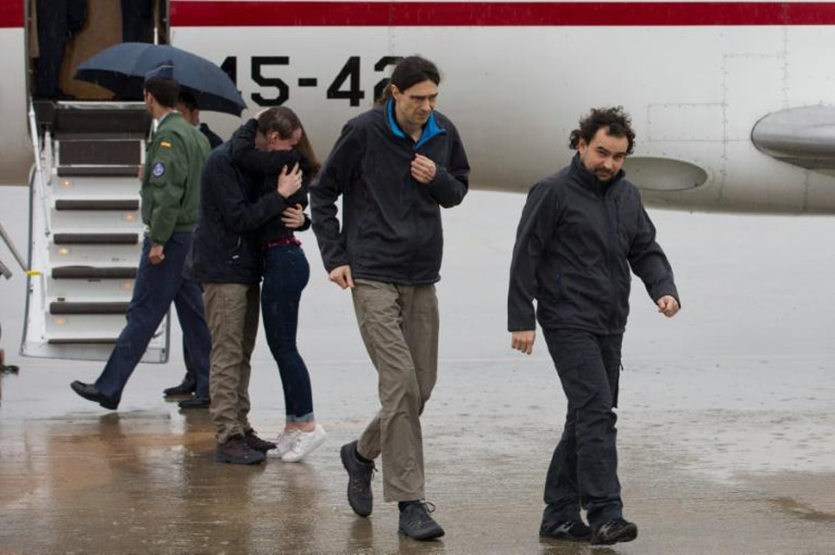 Photo fournie par le gouvernement espagnol de l’arrivée des trois journalistes, Angel Sastre (d), Jose Manuel Lopez (c) et Antonio Pampliega (2e g), à l’aéroport de la base aérienne de Torrejon près de Madrid, le 8 mai 2016. © AFP