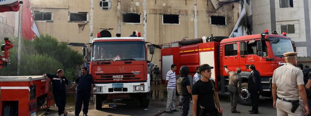 Des pompiers interviennent après un incendie dans une usine au Caire, en juillet 2015. © AFP