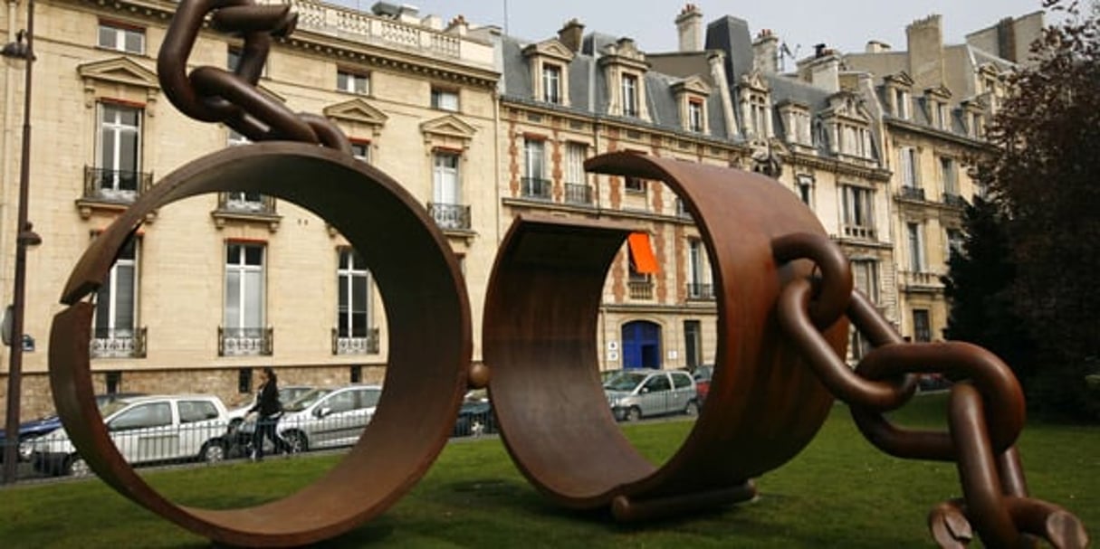 La statue « Fers », à Paris. © JACQUES BRINON / AP / SIPA