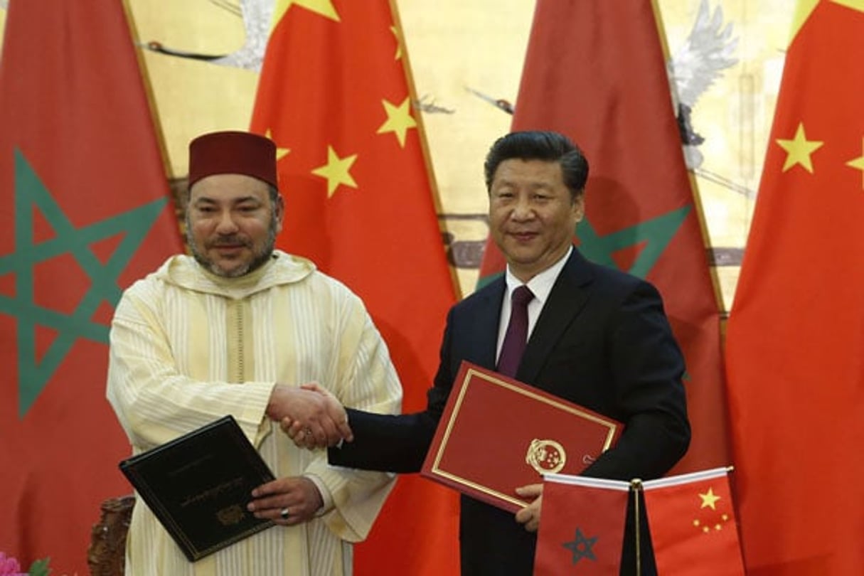 Le roi du Maroc et le président chinois, Xi Jinping, lors de la signature d’un accord de « partenariat stratégique » entre les deux pays le 11 mai 2016 à Pékin. © Kim Kyung-hoon/AP/SIPA