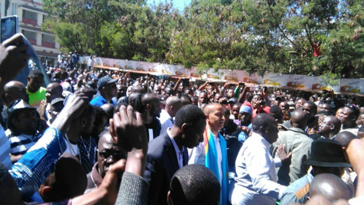 Moïse Katumbi, entouré d’une foule de partisans, le 11 mai 2016 à Lubumbashi. © DR