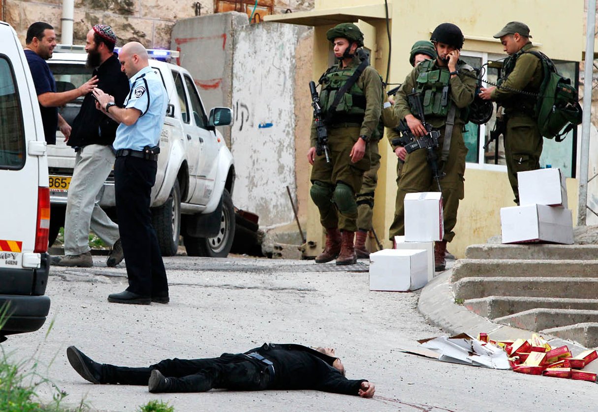 Le 24 mars, à Hébron, un assaillant palestinien déjà neutralisé est froidement exécuté par un soldat franco-israélien d’une balle dans la tête. © HAZEM BADER/AFP