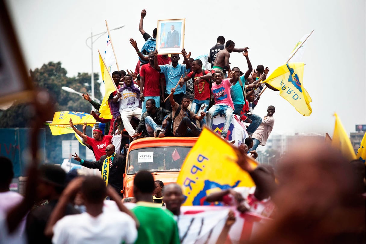 Partisans du chef de l’État en pleine démonstration de force à Kinshasa, le 11 septembre 2011, à quelques semaines de la présidentielle. © GWENN DUBOURTHOUMIEU/AFP