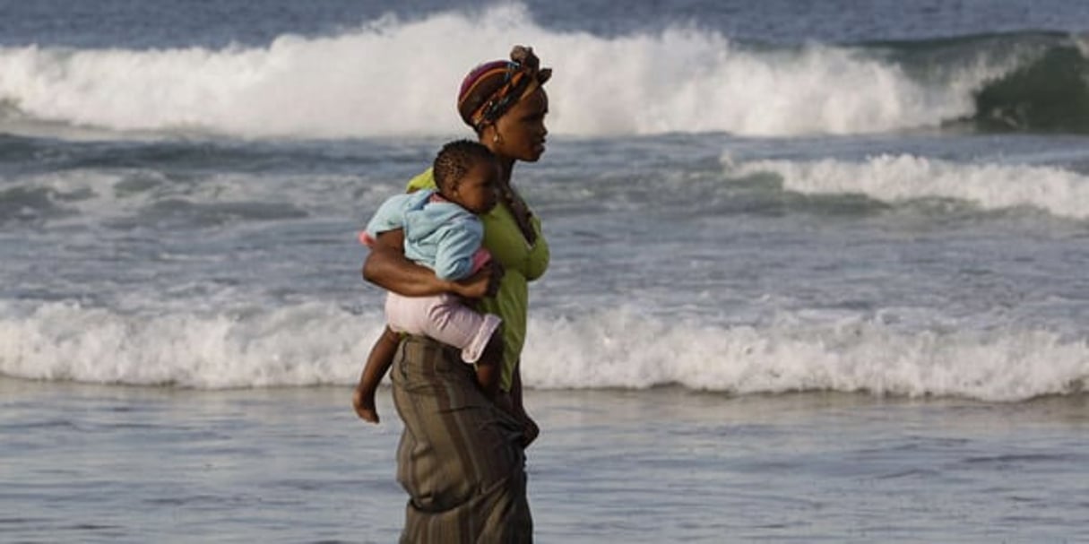 Une Sud-Africaine et sa fille sur une plage de Durban, en juin 2010. © Hussein Malla / AP / SIPA