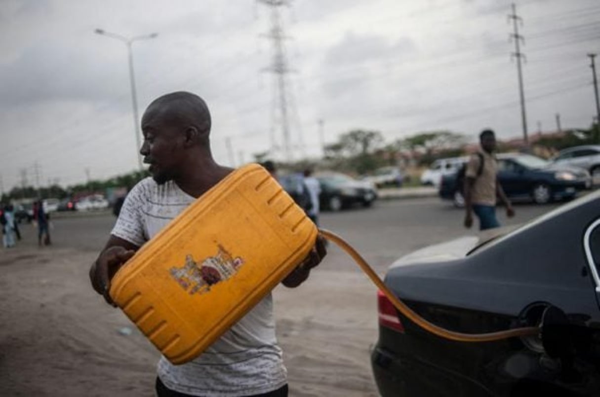 De l’essence vendue au marché noir à Lagos, au Nigeria, le 6 avril 2016. © Stefan Heunis/AFP