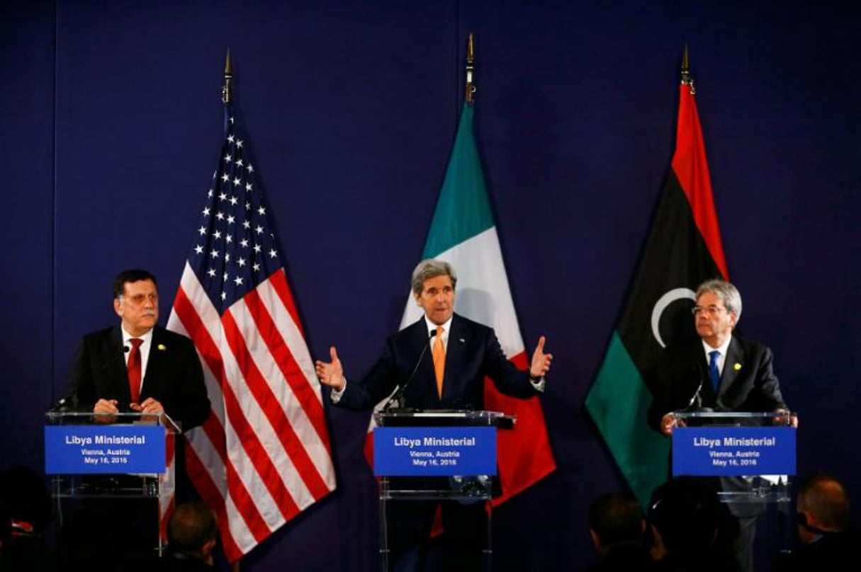 Le chef du gouvernement d’union nationale libyen, Fayez al-Sarraj (g), le Secrétaire d’Etat américain John Kerry (c) et le ministre italien des Affaires étrangères Paolo Gentiloni, le 16 mai 2016 à Vienne. © AFP/LEONHARD FOEGER