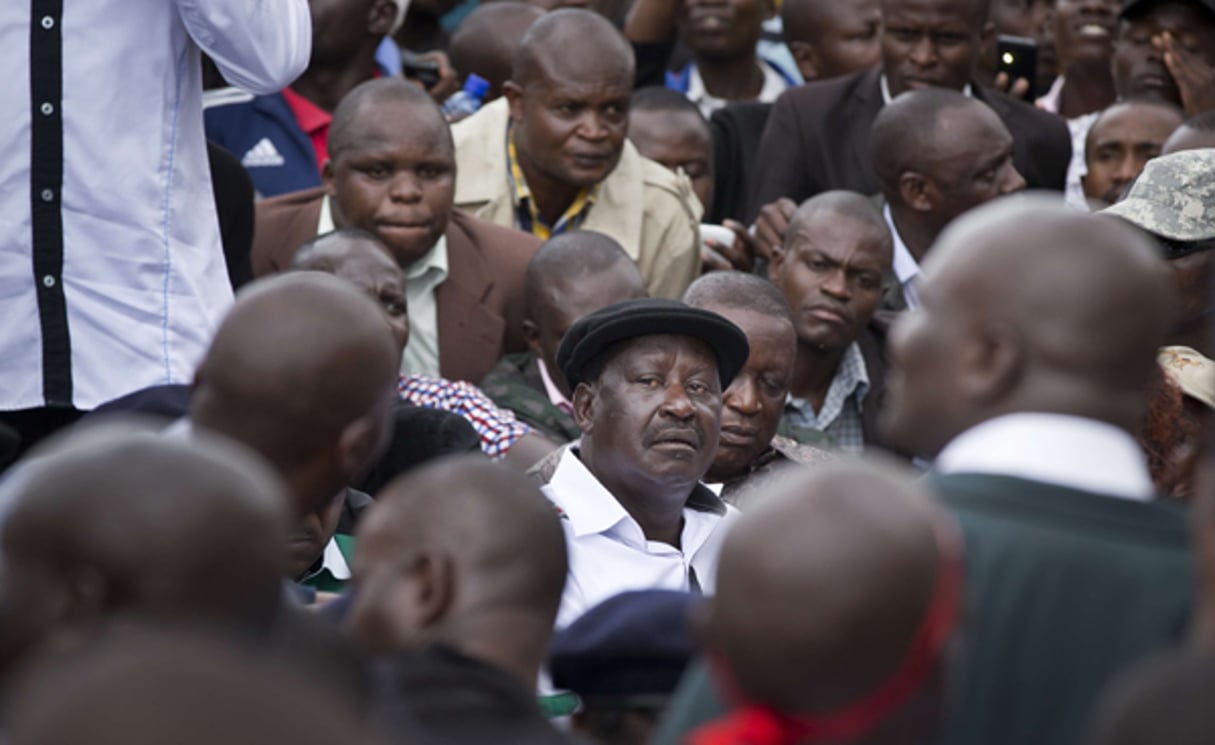 Raila Odinga entouré de manifestants le 5 mai 2016 à Nairobi. © Ben Curtis/AP/SIPA