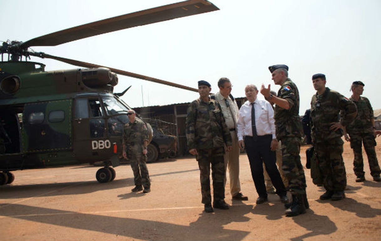 Des soldats français de l’opération Sangaris s’adressant au ministre Jean-Yves Le Drian. © Rebecca Blackwell/AP/SIPA