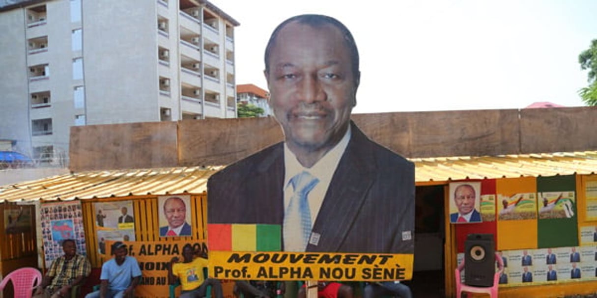 Panneau de soutien au président Alpha Condé lors de la présidentielle d’octobre 2015. © Youssouf Bah / AP / SIPA