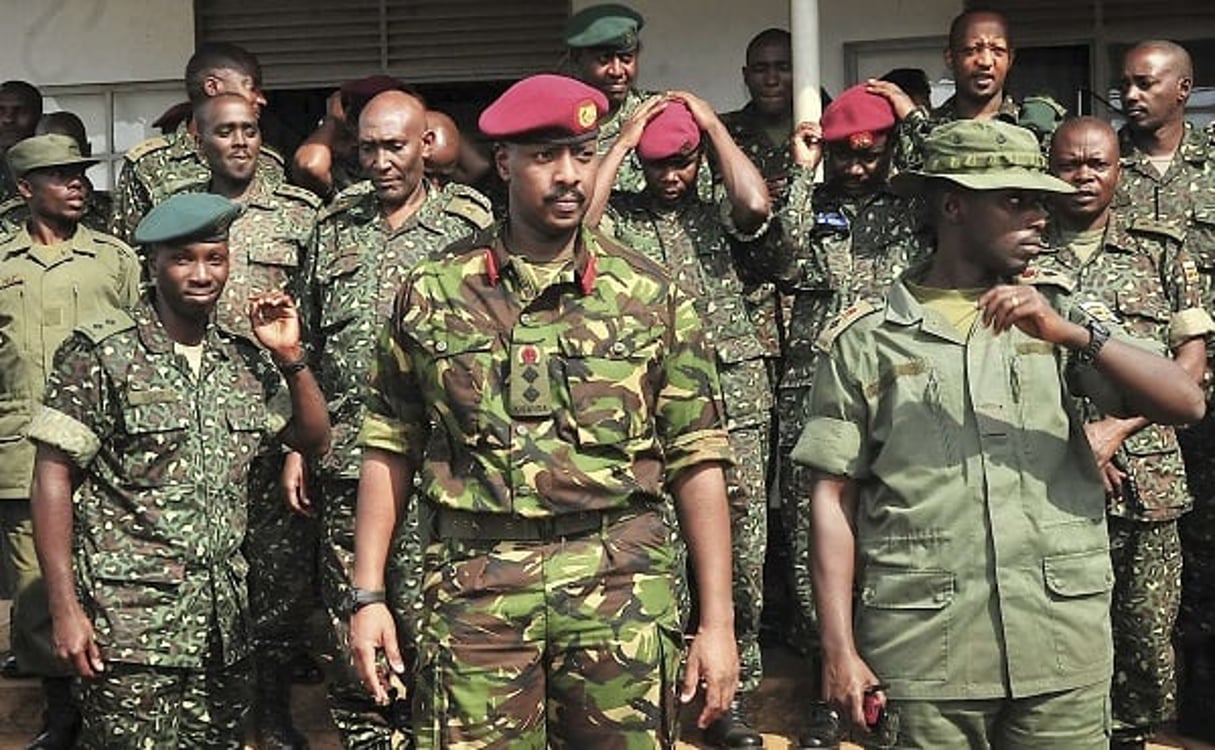 Au centre, Muhoozi Kainerugaba, le 16 août 2012. © AP/SIPA