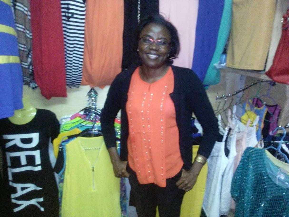 Edite dans sa boutique de vêtements à Yaoundé