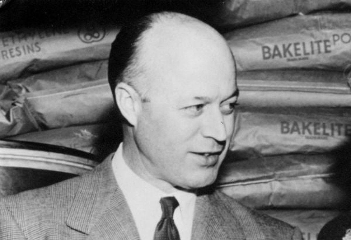 Earl S. Tupper en 1951, fondateur de Tupperware, entreprise dont le succès reposa sur le multi-level marketing. © AP/SIPA