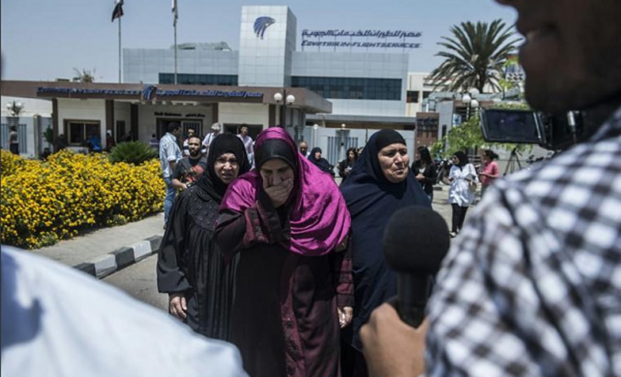 Des proches des passagers de l’Airbus A320 d’EgyptAir le 19 mai 2016 à l’aéroport du Caire. © Khaled Desouki/AFP