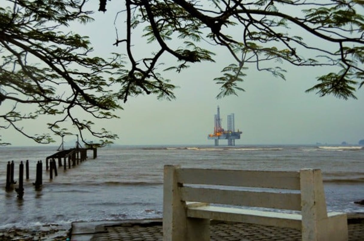 Vue sur une plateforme pétrolière à Limbe au Cameroun. © Renaud VAN DER MEEREN pour Les Editons du Jaguar