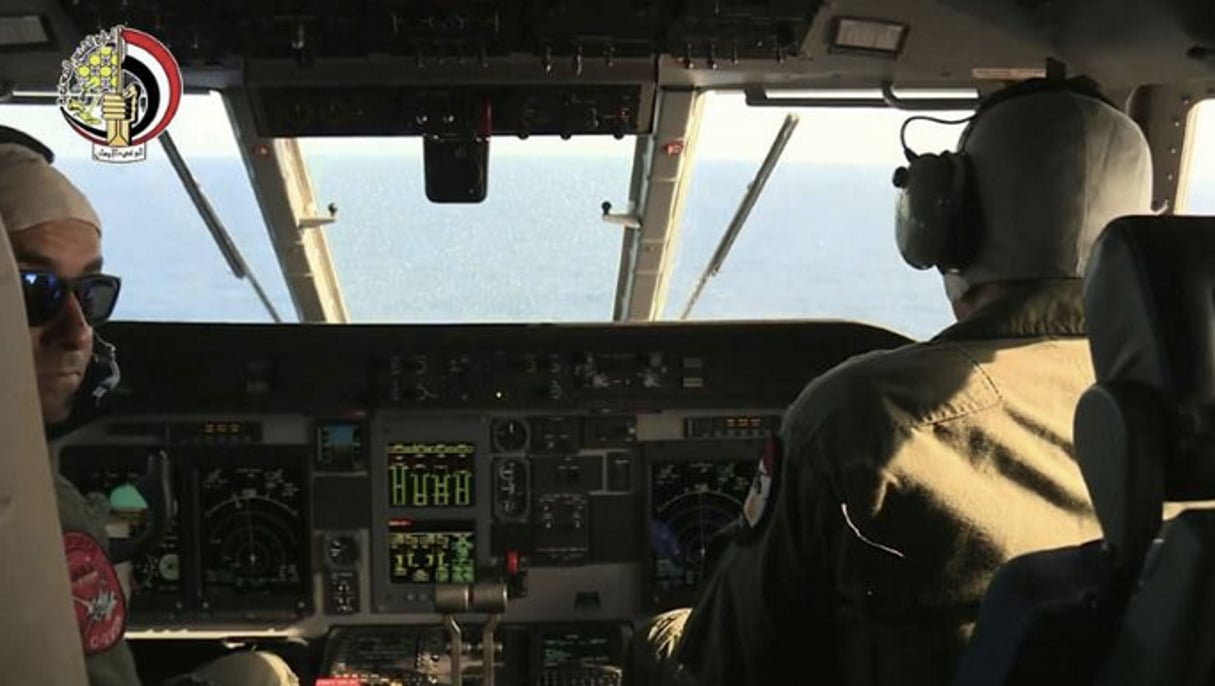 Capture d’écran d’une video du ministère égyptien de la Défense, montrant les recherches de l’A320 le 20 mai 2016 en Méditerranée. © AFP