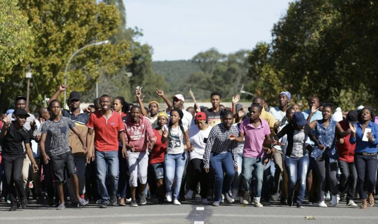 Des étudiants manifestent à l’Université Fort Hare le 20 mai 2016 en Afrique du Sud. © Stringer/AFP