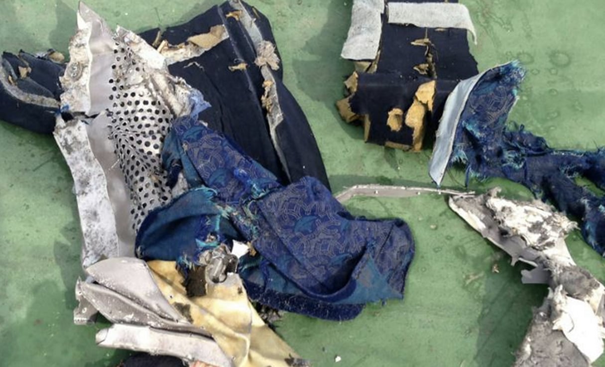 Une photo diffusée le 21 mai 2016 sur la page Facebook du porte-parole de l’armée égyptienne montrant des débris trouvés dans la mer Méditerranée après le crash de l’Airbus A320. © AFP