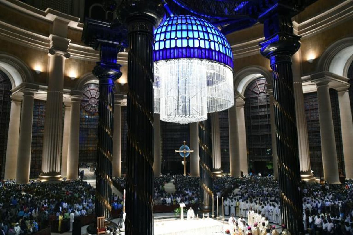 Des dizaines de milliers de catholiques réunis à la basilique Notre dame de la paix de Yamoussoukro, le 21 mai 2016. © Sia Kambou/AFP