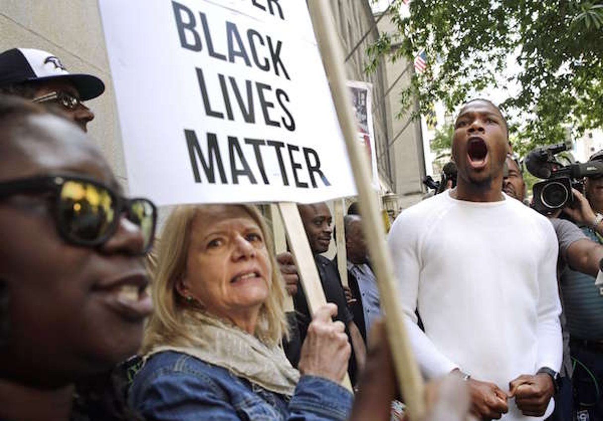 Manifestants rassemblés devant le tribunal de Baltimore, le 23 mai 2016. © Patrick Semansky/AP/SIPA