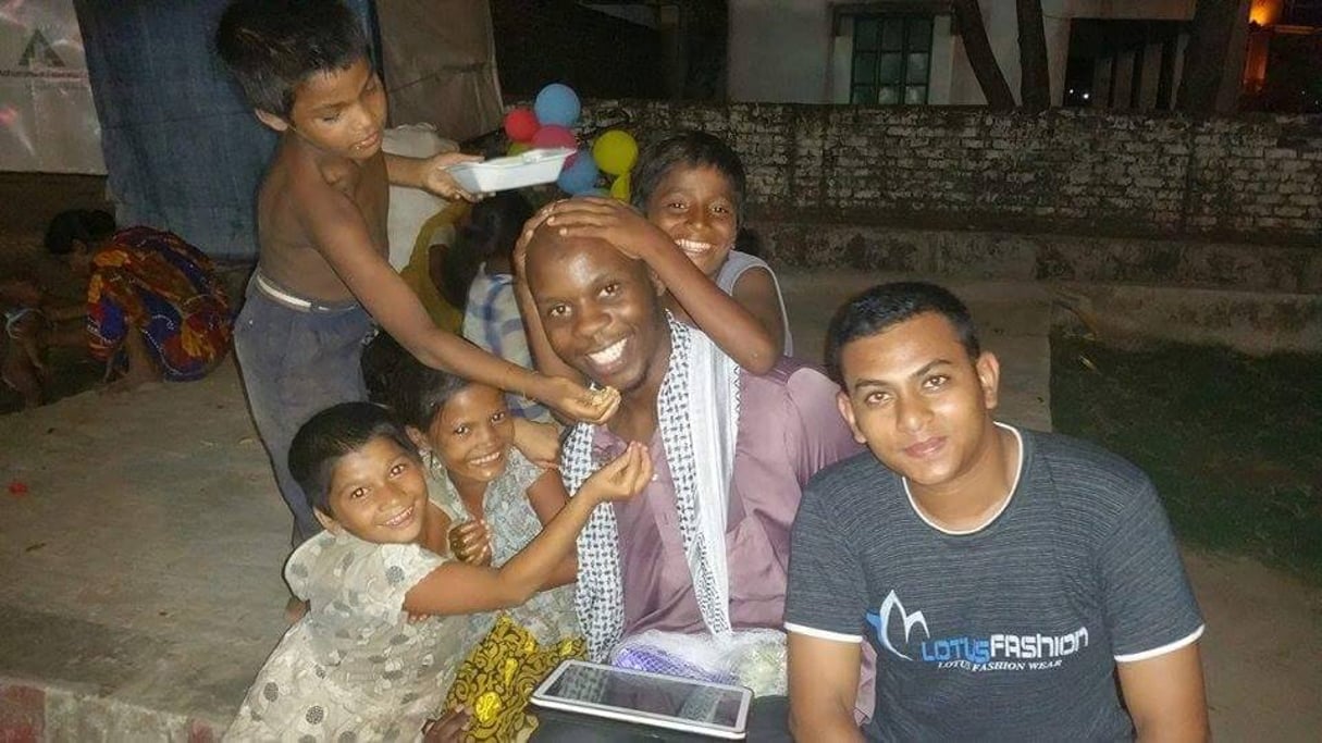 Moussa (au centre) à Cox Bazar en mai. © Page Facebook de Moussa Ibn Yacoub