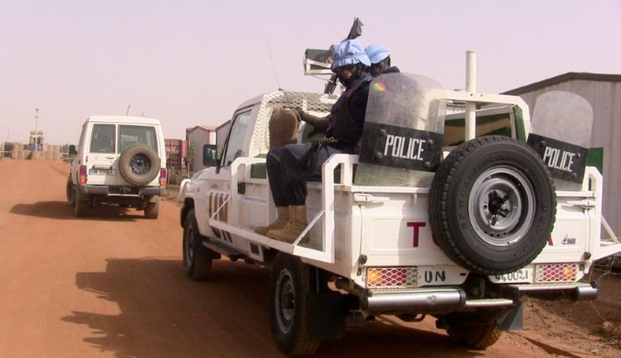 Des policiers maliens patrouillent avec les éléments de la Minusma, le 18 mai 2016 à Gao. © Souleymane Ag Anara/AFP