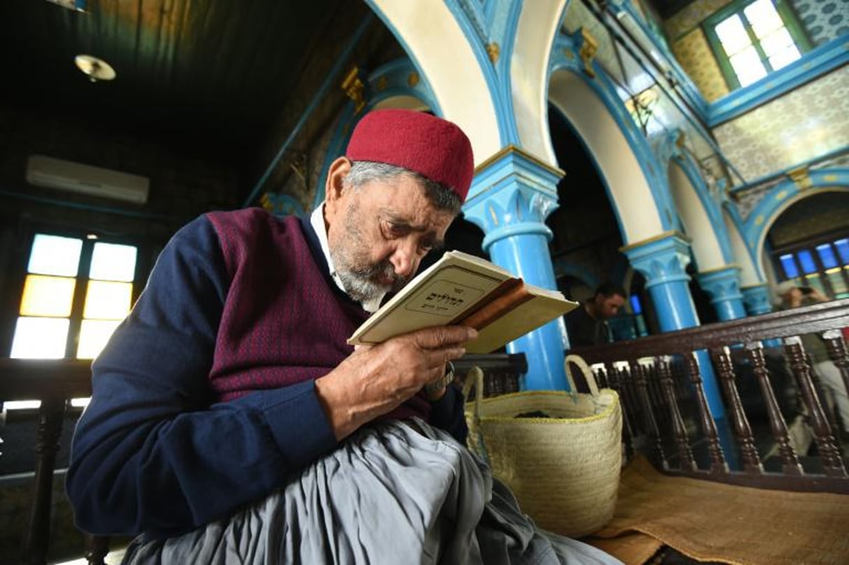 Ln rabbin tunisien Attoughi lit la Torah dans la synagogue de la Ghriba sur l’île tunisienne de Djerba, le 25 mai 2016. © Fethi Belaid/AFP