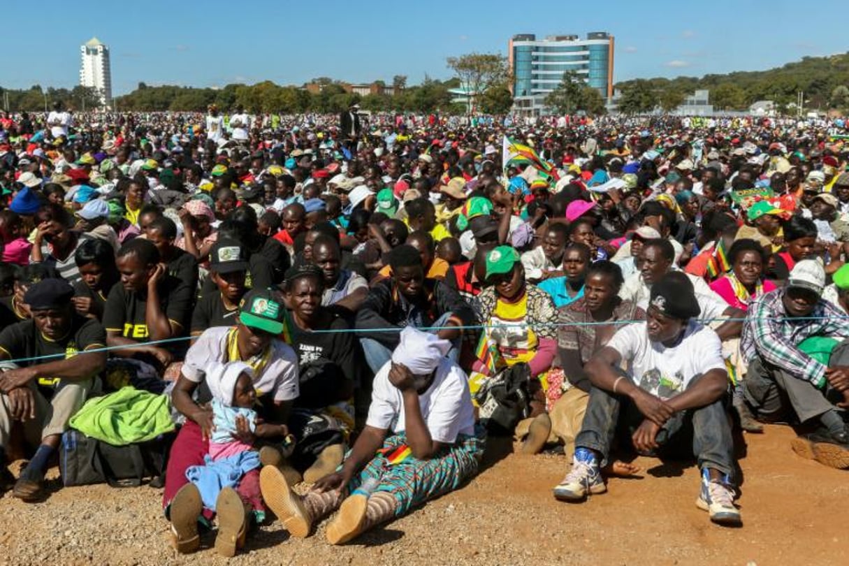 Des partisans de Robert Mugabe, président du Zimbabwe, le 25 mai 2016 à Harare. © Jekesai Njikizana/AFP