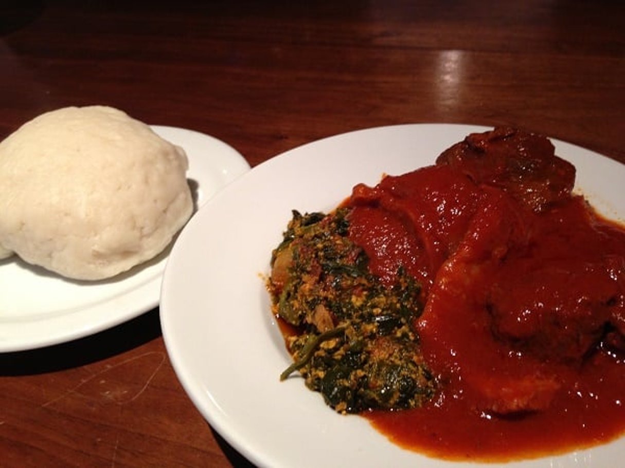 La traditionnelle soupe aux piments, les ragoûts outrageusement épicés et même l’éternel « suya » (brochette de viande grillée) vendu le long de toutes les rues nigérianes : tout est cuisiné à base de tomate. © Toludpilgrim/wikimedia Commons