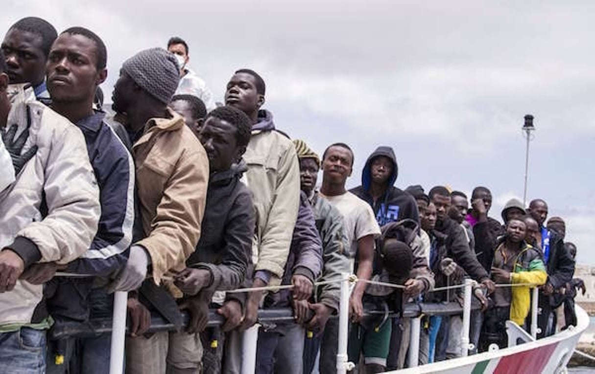 Des migrants attendent de pouvoir débarquer sur l’île de Lampedusa, le 31 mai 2015. © Mauro Buccarello/AP/SIPA
