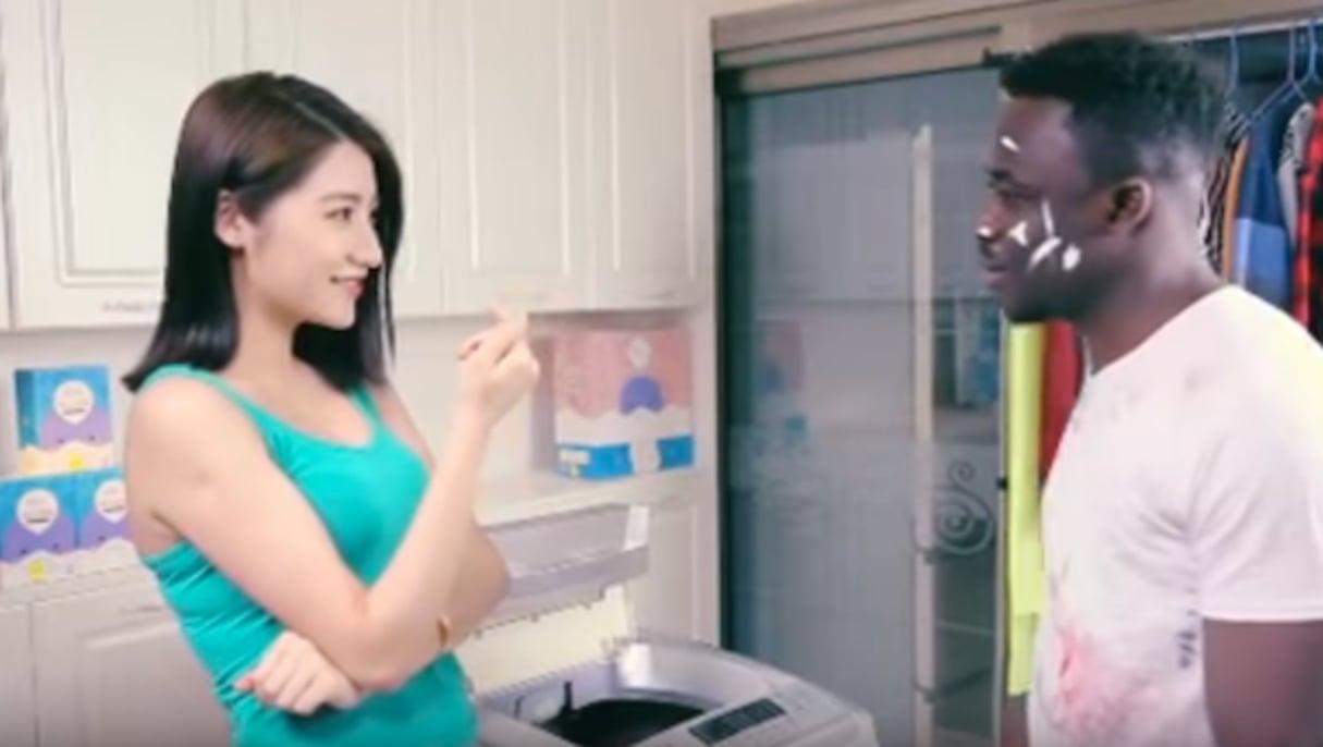 Dans une publicité pour la marque de lessive Qiaobi, un Noir passe à la machine à laver et ressort en Chinois. © Capture écran / Youtube