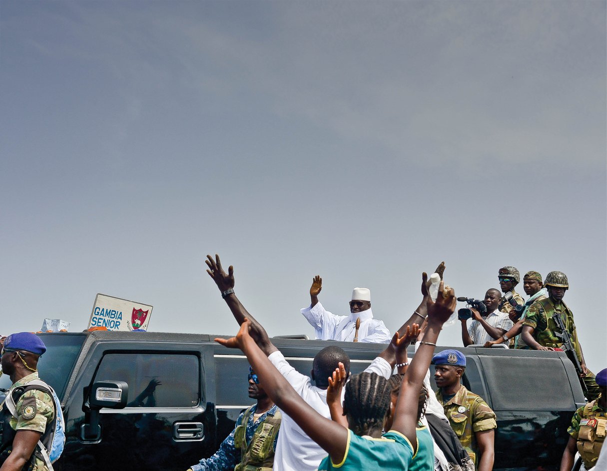 Le président Yahya Jammeh se déplace dans une limousine Hummer noir blindée, étroitement escorté. © DR